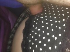 ຜູ້ຍິງທີ່ມີທ້ອງພັບ kneads pussy ຂອງນາງ
