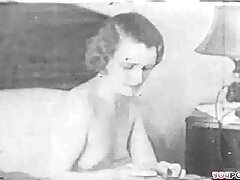 ຢູ່ເທິງຕຽງສີຂາວຫິມະ moans babe busty ກັບເຄື່ອງສັ່ນສະເທືອນ