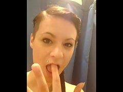 ດ້ວຍຄວາມສຸກຢ່າງຈະແຈ້ງ Baba masturbates pussy