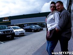 Chpoker fucks ຢ່າງແຂງແຮງຈາກທາງຫລັງຂອງ brunette ກັບກົ້ນໃຫຍ່