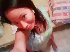 ສາວງາມຢູ່ເທິງພື້ນໄດ້ເອົາ panties ຂອງນາງແລະເລີ່ມຕົ້ນແຕະກັນແລະກັນ